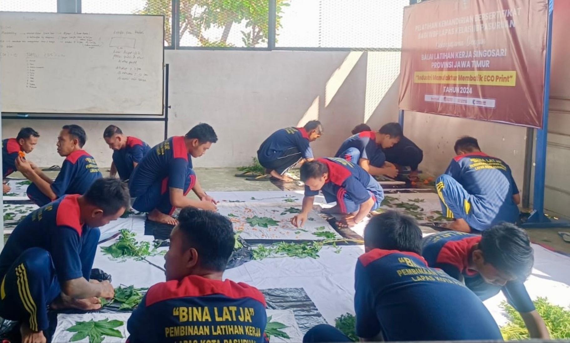 Warga Binaan Lapas Pasuruan Dilatih Membuat Batik Ecoprint