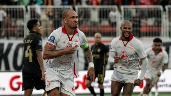 Eks-Persib-Bandung-Gustavo-Franca-selebrasi-pada-laga-Malut-United-vs-Borneo-FC.jpg