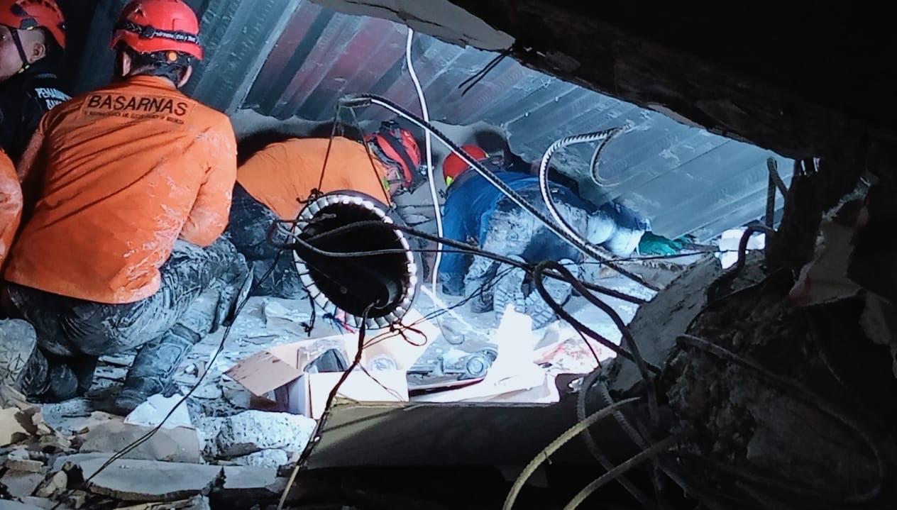 Evakuasi Korban Bangunan Tiga Lantai Ponpes Al-Khoziny Sidoarjo Ambruk, 7 Santri Masih Terjebak