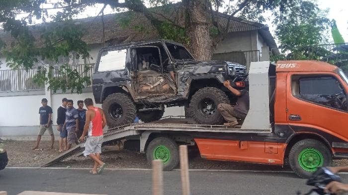 Evaluasi-Mobil-Jeep-yang-terlibat-kecelakaan-beruntun-di-Jalan-Raya-Jember-Ambulu.jpg