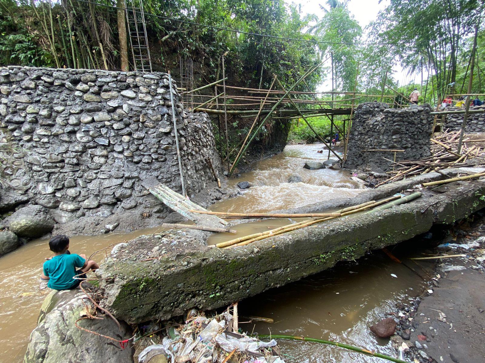 GOTONG-ROYONG-Warga-Tlogosari-Bondowoso-swadaya.jpg
