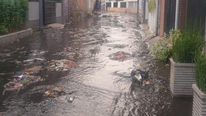 Genangan-Air-membawa-Sampah.jpg