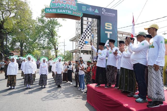 Gus Shobih Lepas Ribuan Peserta Gerak Jalan Santri di Bangil-Pandaan Pasuruan