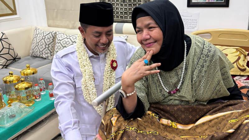 Kedatanganya Disambut Meriah, Bupati Probolinggo Cium Kaki dan Lepas Rindu Dengan Sang Ibu