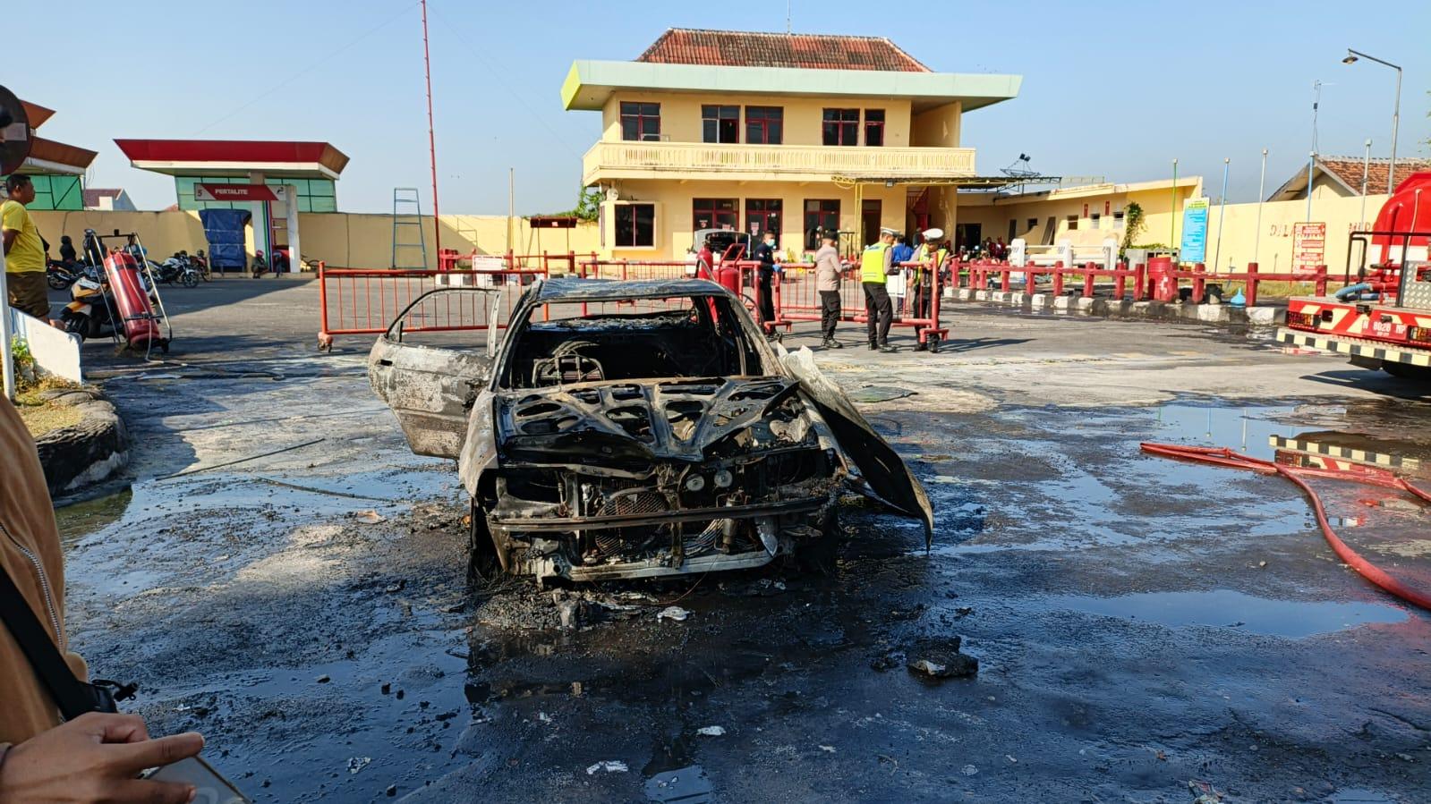 HANGUS-Kondisi-mobil-yang-terbakar-di-sekitar-SPBU-Semampir.jpg