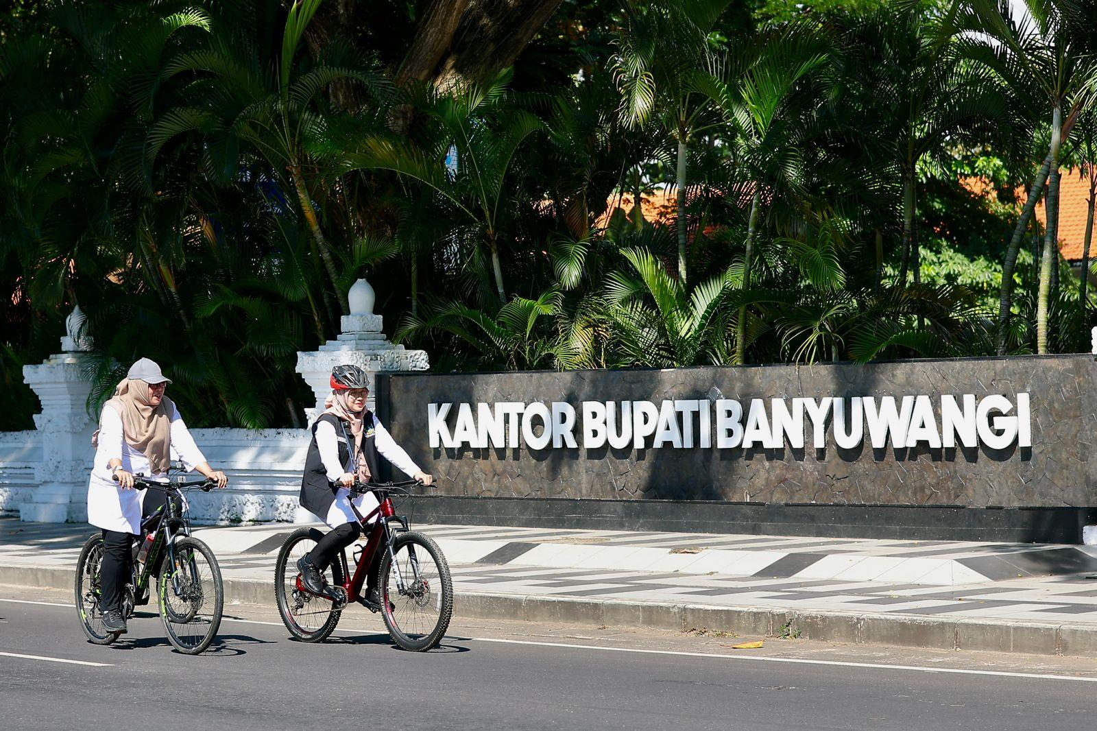 Bupati Ipuk Gowes dari Rumah ke Kantor, Ajak ASN Banyuwangi Hemat BBM ...