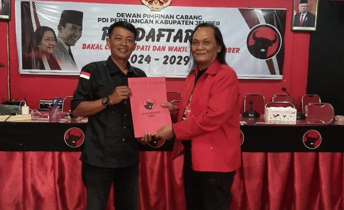 Hadi-Supaat-kanan-saat-ambil-Formulir-Pendaftaran-CabupCawabup-2024-di-Kantor-PDI-P-Jember.jpg