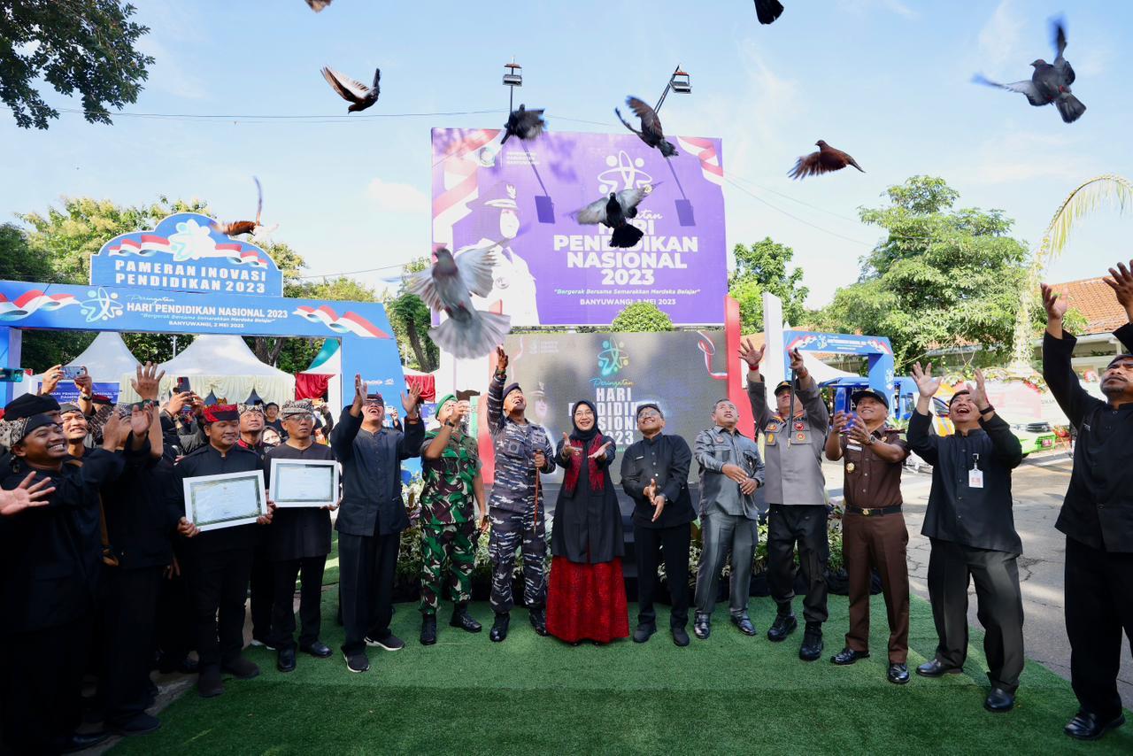 Hardiknas, Bupati Ipuk Luncurkan Puluhan Desa Rintisan Tuntas Wajib Belajar 12 Tahun