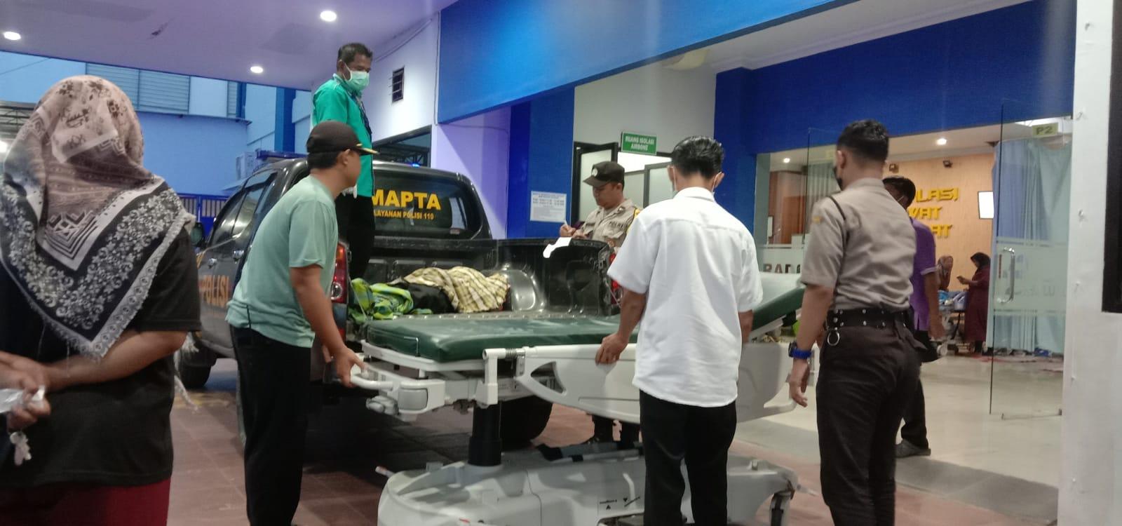 Jenazah-Karyawan-BPR-saat-dirawat-tim-medis-RSD-Balung-usai-tertimpa-batang-pohon-di-Jalan-Raya.jpg