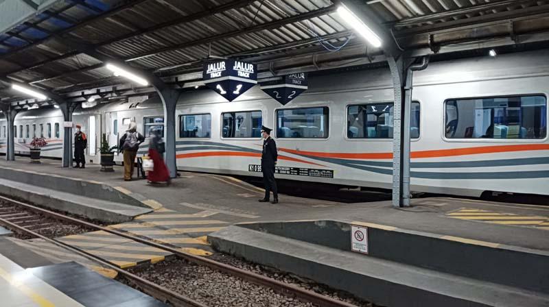 KA-Ranggajati-Stasiun-Jember.jpg
