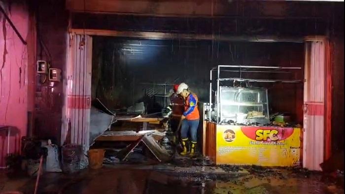 KEBAKARAN-Proses-pemadaman-kebakaran-di-kedai-ayam-geprek-bernama-Sheila-Fried-Chicken.jpg