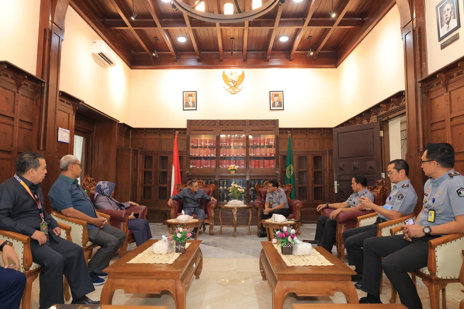 Kakanwil-Kemenkumham-Jatim-Heni-Yuwono-bersilaturahmi-ke-Pengadilan-Tinggi-Jawa-Timur.jpg