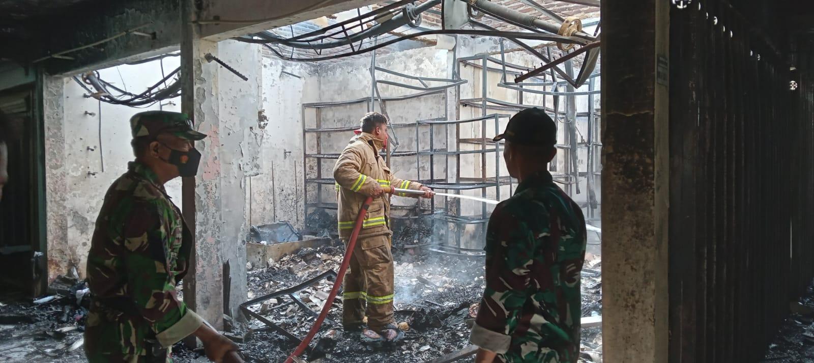 BREAKING NEWS : Kios Penjual Kain di Pasar Baru Kencong Jember Terbakar