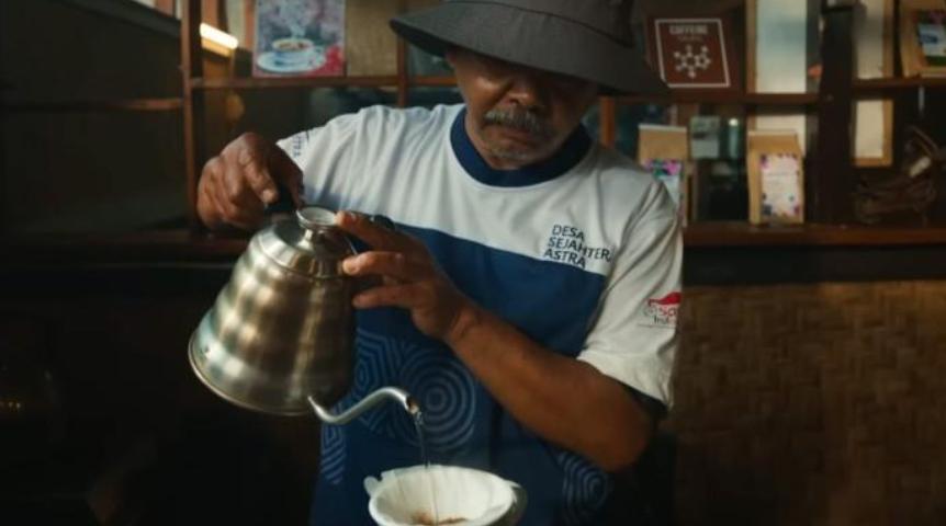Kegiatan-pelatihan-teknik-penyeduhan-kopi-ke-petani-Desa-Sejahtera-Astra-Cikajang.jpg