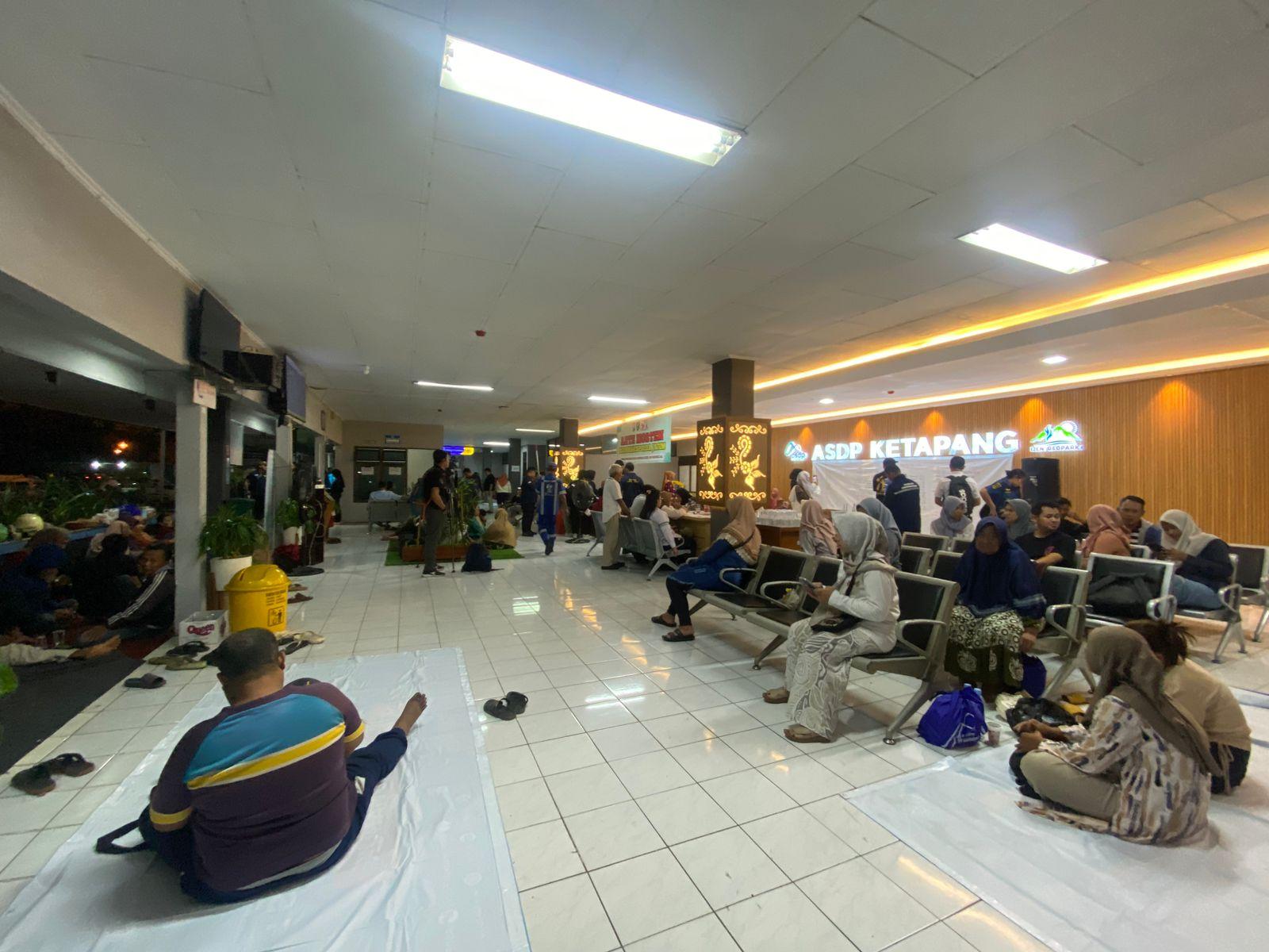 Istri Juru Mudi KMP Tunu Pratama Jaya Dua Hari Bertahan di Posko Ketapang, Berharap Ada Keajaiban