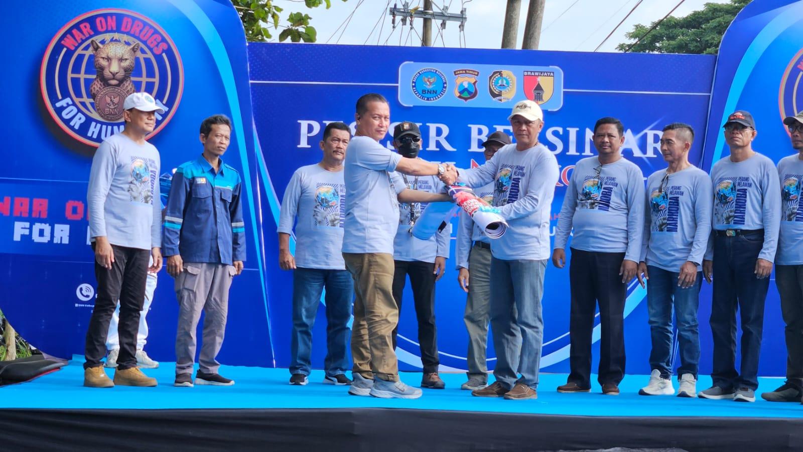 Kepala-BNNK-Tulungagung-AKBP-Damar-Bastiar-Amarapit-serahkan-alat-kampanye-P4GN.jpg