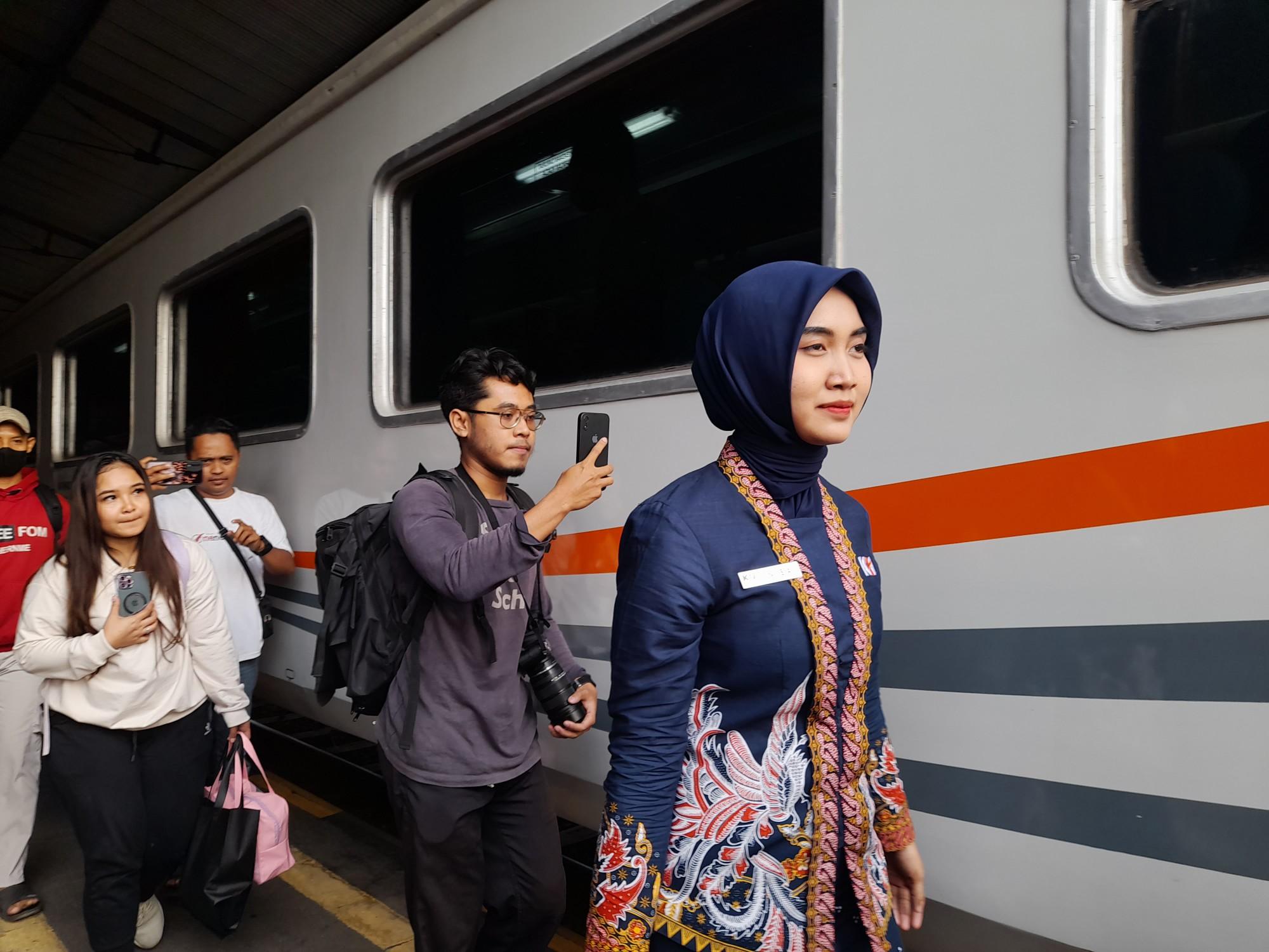 Kereta-api-Pandalungan-dan-Blambangan-Ekspres-resmi-berhenti-di-Stasiun-Klakah.jpg