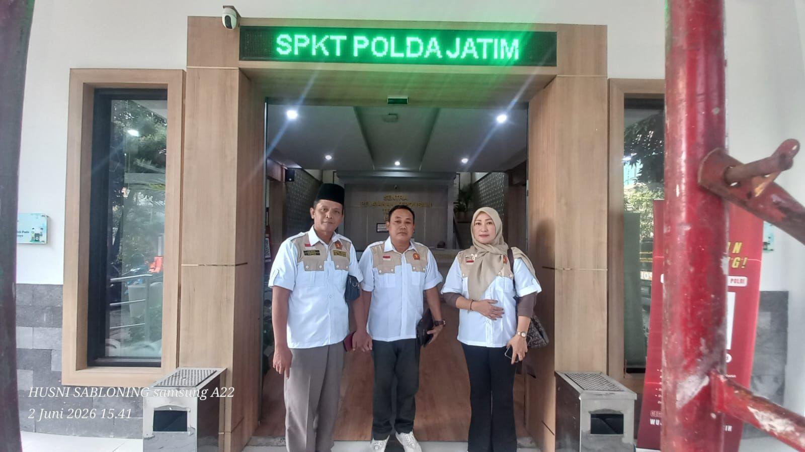 Ketua-SATRIA-Kabupaten-Pasuruan-Ashari-saat-mendatangi-SPKT-Polda-Jawa-Timur.jpg