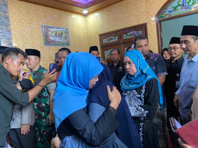 Tangis Keluarga Korban Longsor Pacet Pecah di Pelukan Gubernur Khofifah