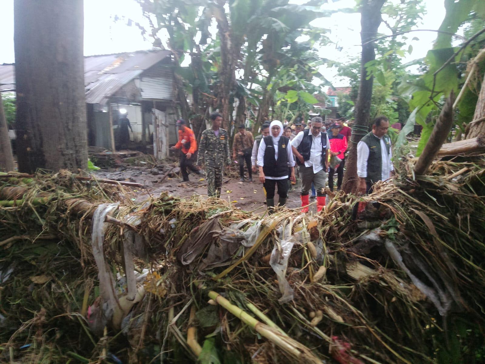 Khofifah-tinjau-banjir-Situbondo-2.jpg