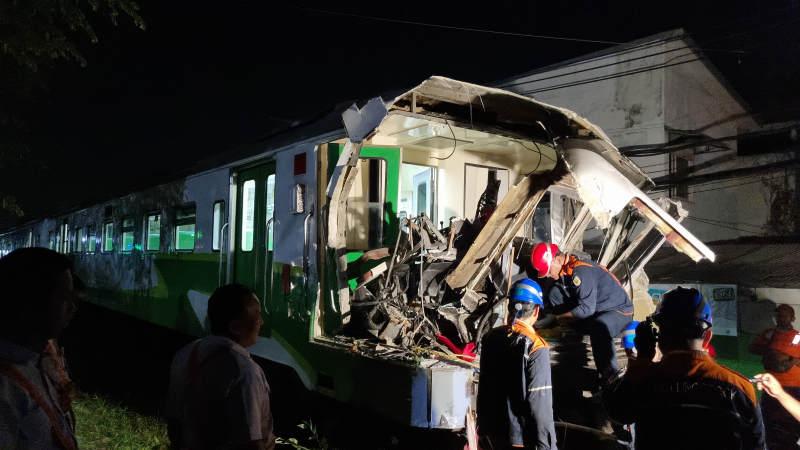 Kondisi-KA-komuter-Jenggala-usai-tabrakan-di-Gresik.jpg