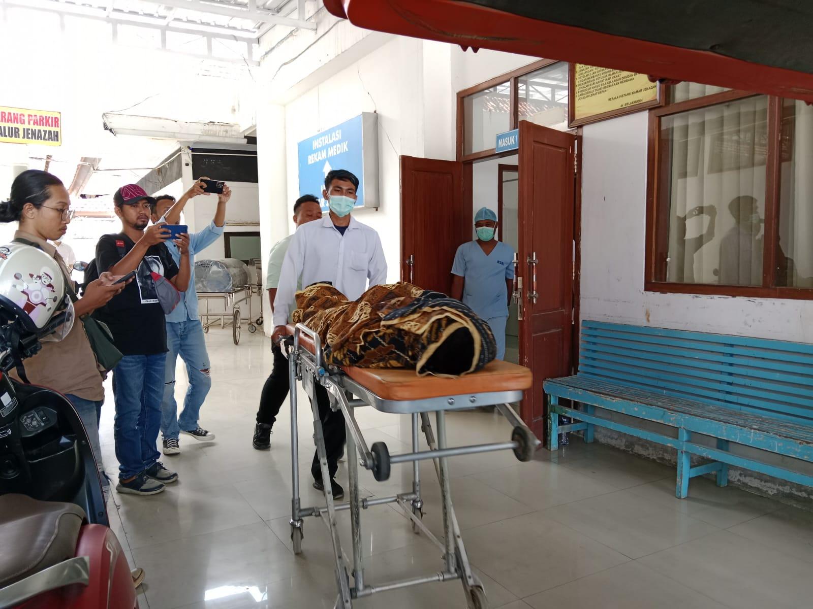 Korban-saat-dibawa-ke-Kamar-Jenazah-RSUD-Blambangan.jpg