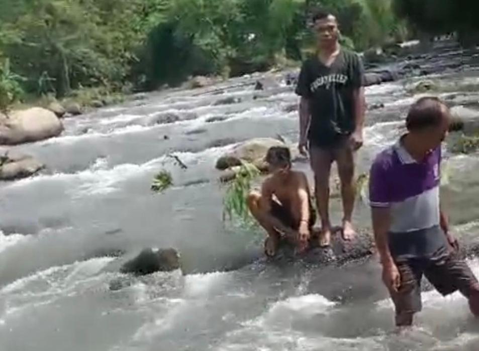Korban-terpeleset-setelah-mandi-di-sungai-di-Desa-Wangkal-Kabupaten-Probolinggo.jpg