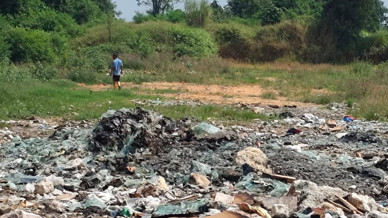 Tumpukan Limbah Kaca di Dekat TPS3R Bungah Gresik Resahkan Warga