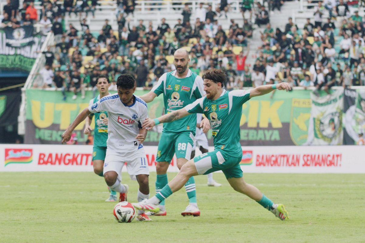 Laga-Persebaya-Surabaya-vs-Arema-FC-pada-putaran-Super-League.jpg