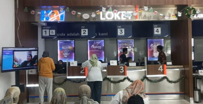 Loket-pembelian-tiket-secara-offline-di-Stasiun-Gubeng-saat-dipadati-penumpang.jpg