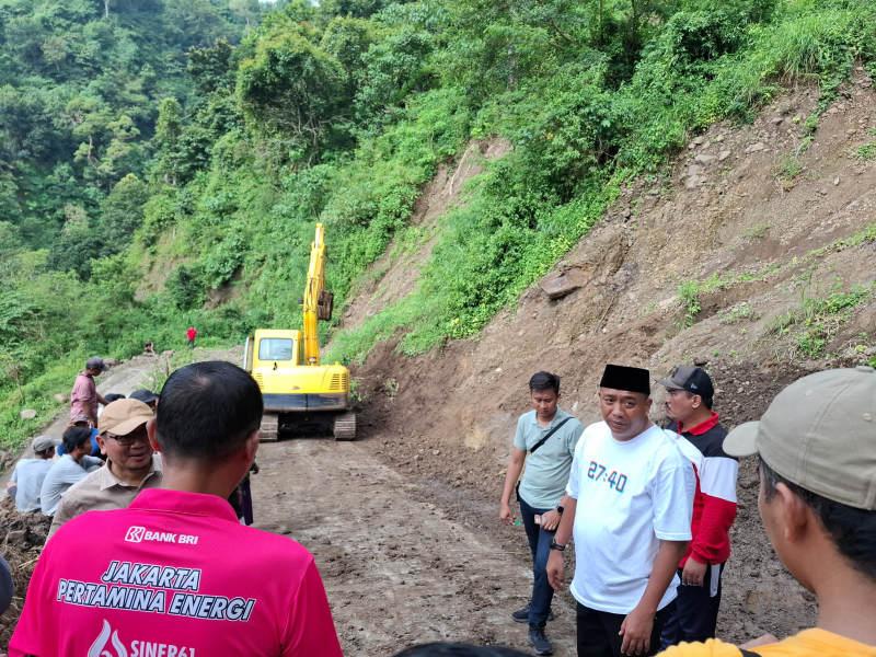 Material Longsor Tutup Jalan Desa Sepanjang 100 Meter di Situbondo Dikeruk