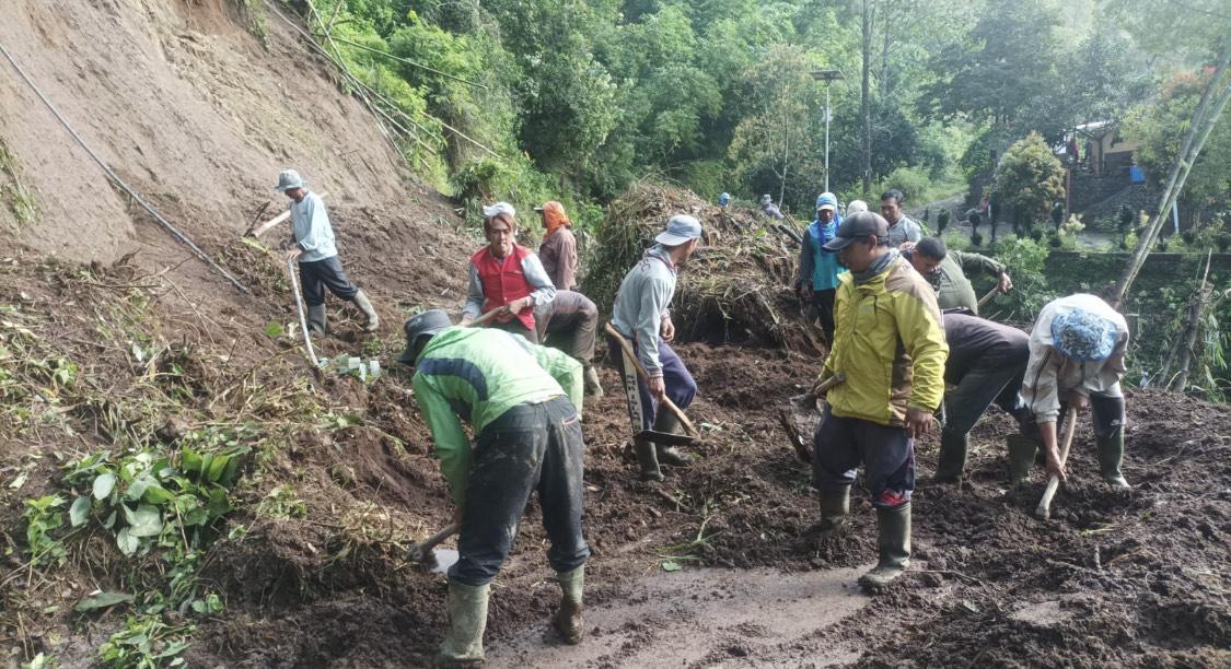 Tanah Longsor Tutup Total Jalan Menuju Pura Luhur Giri Arjuno Kota Batu