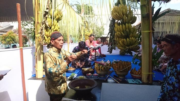 MEMBERSIHKAN-BILAH-Winarto-juru-jamas-tombak-pusaka-Kanjeng-Kiai-Upas.jpg