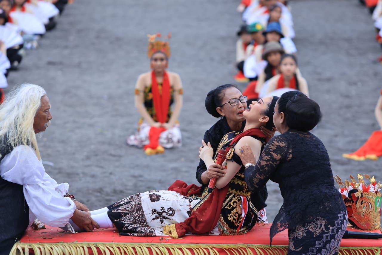 MERAS-GANDRUNG-Sebanyak-1400-penari.jpg