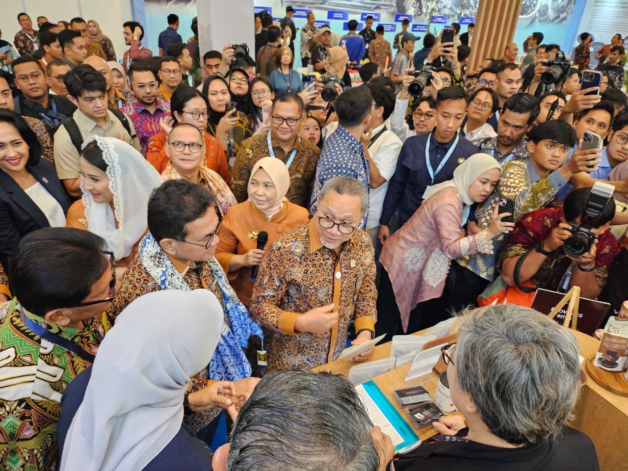 Menteri-Koordinator-Bidang-Pangan-RI-Zulkifli-Hasan-mendatangi-booth-UMKM-Binaan-Astra.jpg