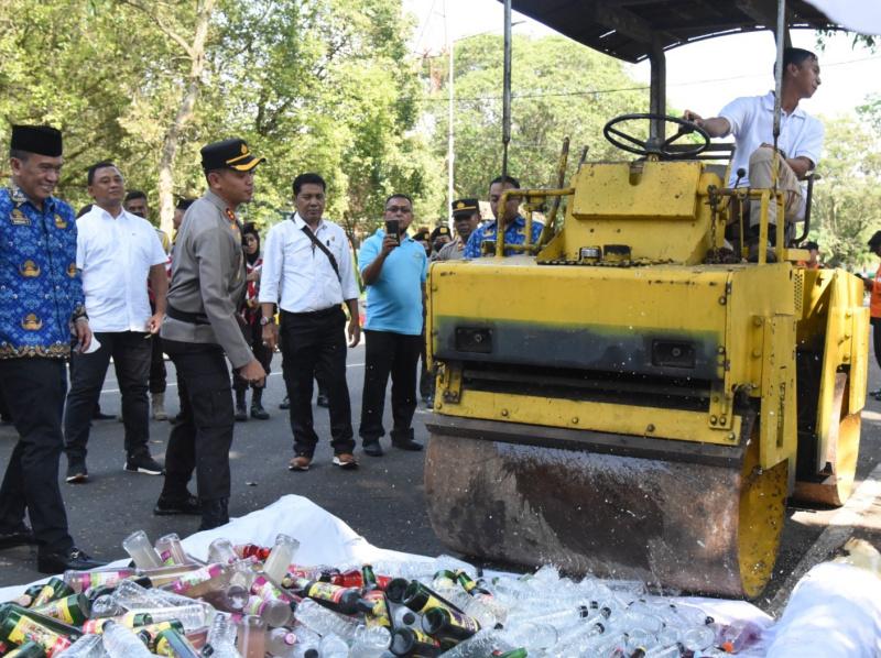 Polisi Bondowoso Musnahkan Ribuan Botor Minuman Keras dan Knalpot Brong