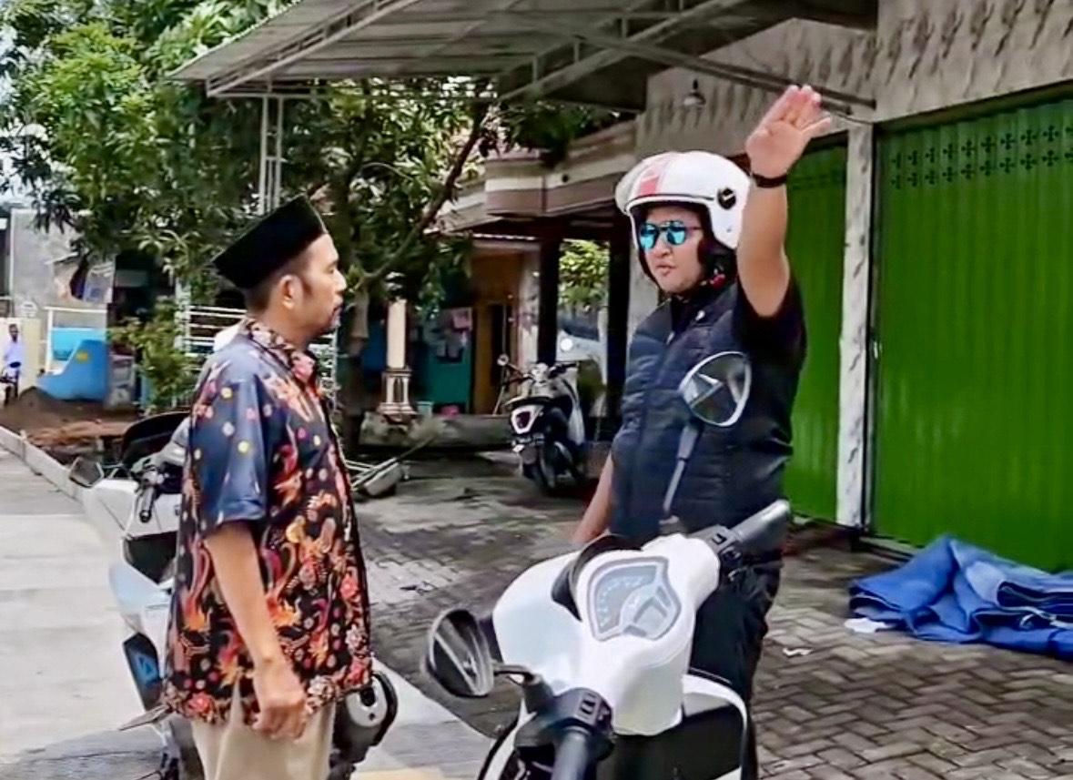 Naik Motor Mas Rusdi Keliling Cek Perbaikan Jalan Pasuruan