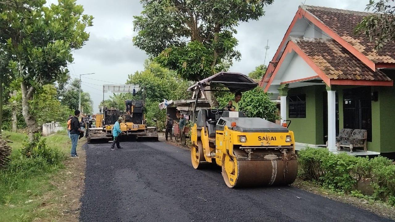 NGEBUT-Pengaspalan-Jalan-raya-di-Desa-Tanjungwangi-Kecamatan.jpg