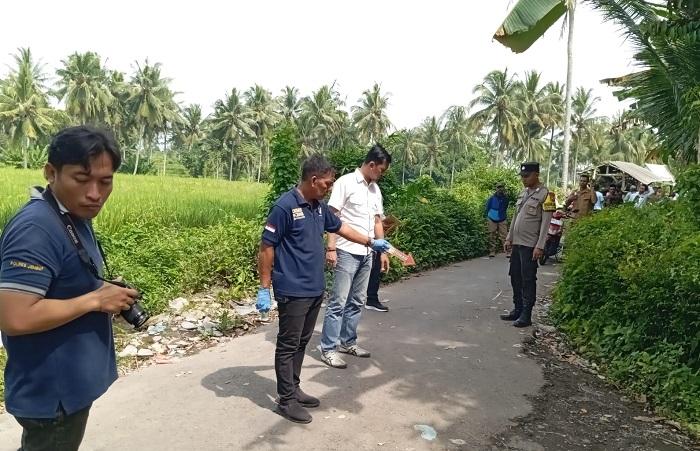 OLAH-TKP-Polisi-olah-TKP-line-di-lokasi-pembunuhan-di-Desa-Glagahwero-Kecamatan.jpg