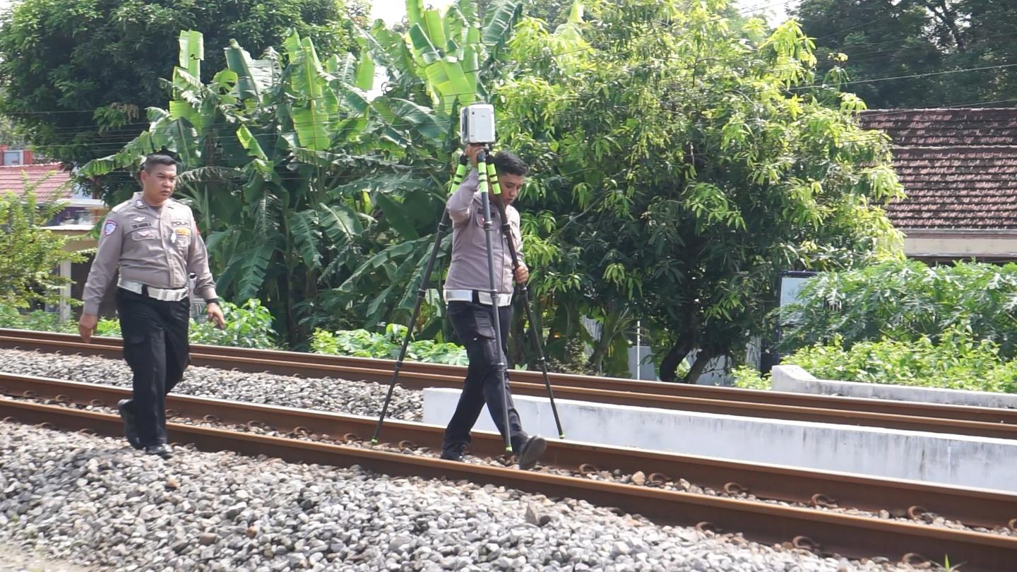 Polisi Olah TKP Kecelakaan Maut KA Malioboro Ekspres di Magetan