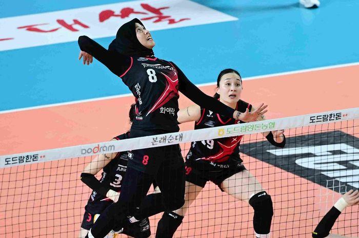 Opposite-Red-Sparks-Megawati-Hangestri-Pertiwi-melepaskan-spike-pada-pertandingan-Liga-Voli-Korea.jpg