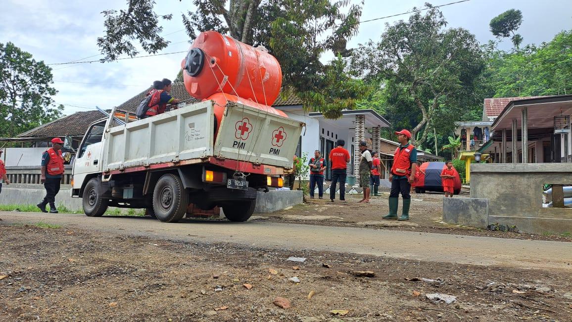 PMI-distribusikan-air-bersih-untuk-warga-Desa-Jambesari-Kecamatan-Sumberjambe-Jember.jpg