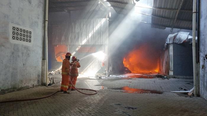 Pabrik-plastik-terbakar-hebat-di-Menganti-Gresik.jpg