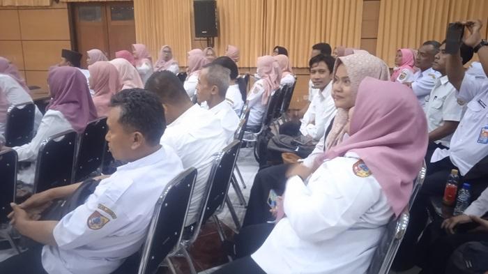 Para-Guru-PPPK-saat-dikumpulkan-di-Aula-Dinas-Pendidikan-Jember-menunggu-surat-mutasi.jpg