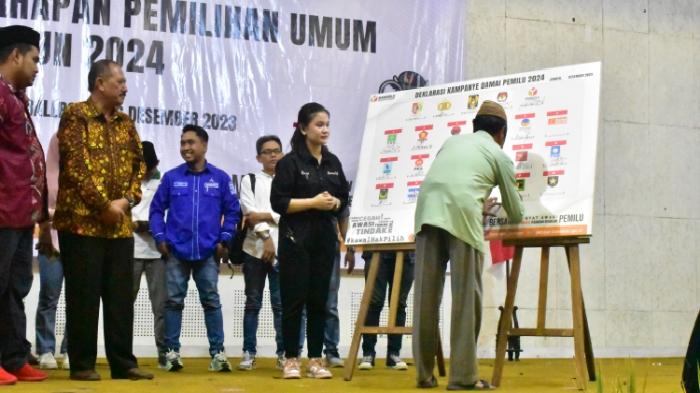 Parpol-menandatangani-komitmen-deklarasi-pemilu-damai-2024-di-Jember.jpg