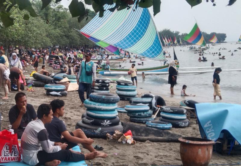 Libur Tahun Baru 2025, Dua Obyek Wisata Pantai di Situbondo Diserbu Ribuan Wisatawan