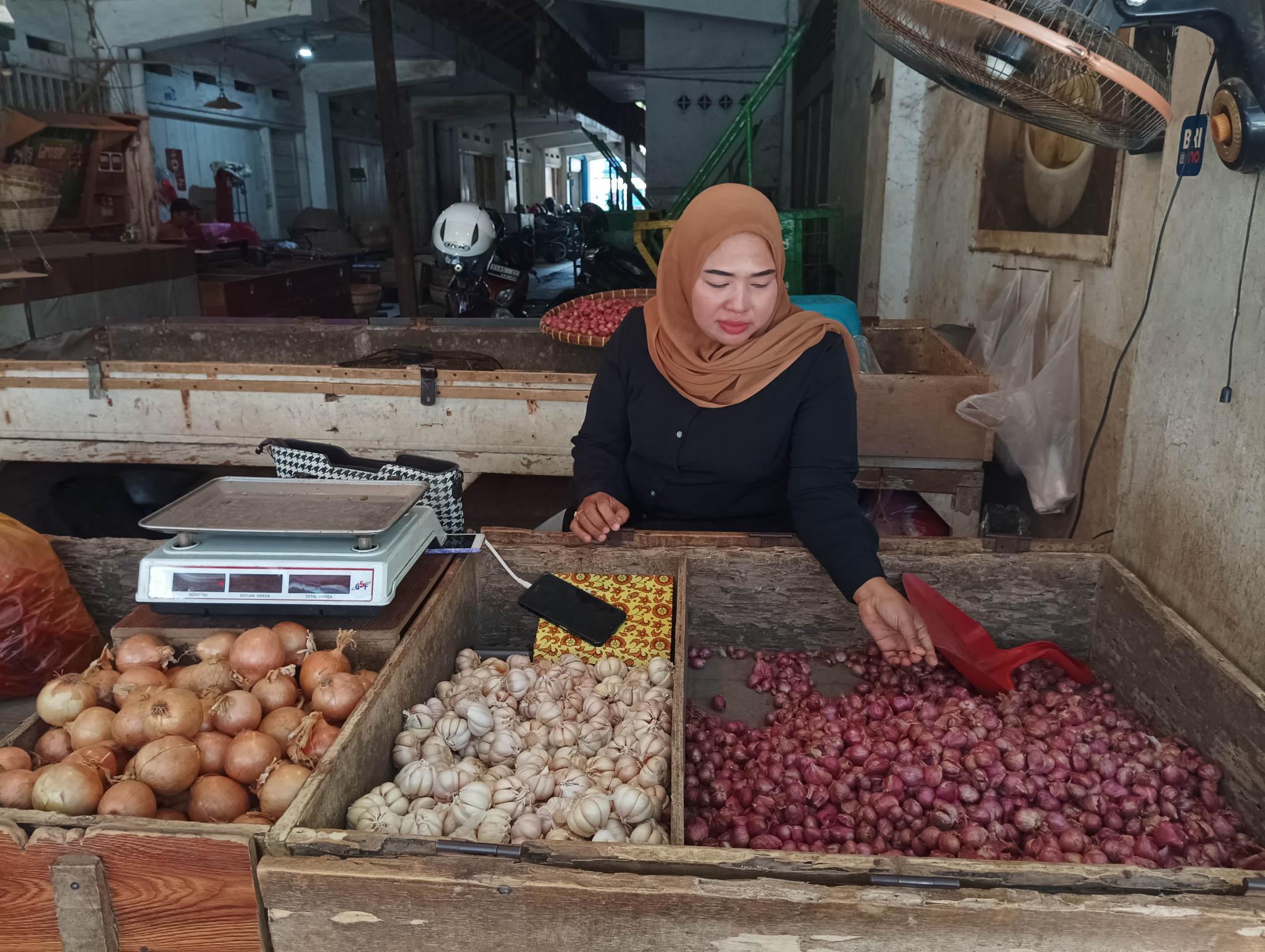 Pedagang-bawang-di-Pasar-Tanjung-Jember.jpg