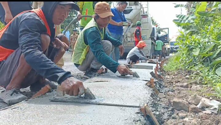 Pekerjaan-proyek-Rp-446-miliar-untuk-peningkatan-jalan-di-Desa-Tugusari.jpg