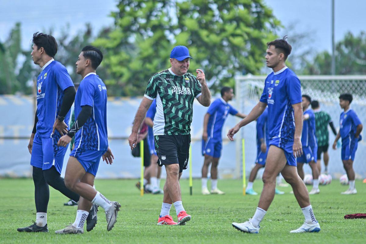 Bobotoh Lega? Pelatih Persib Bandung Beri Jawaban Soal Kabar Masuk Radar Timnas Indonesia