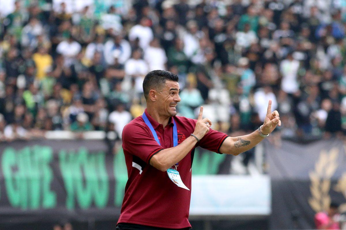 Pelatih-Persija-Jakarta-Carlos-Pena-dalam-Liga-1-2024.jpg